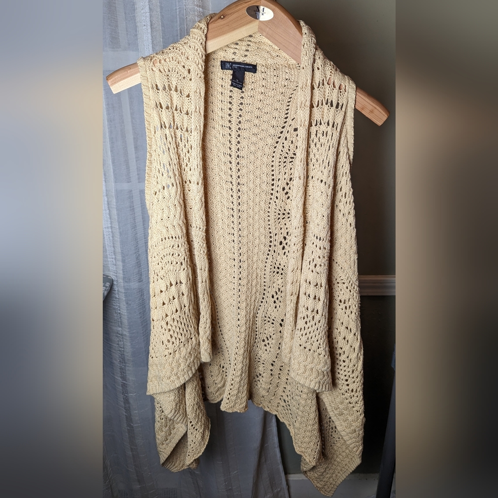 M 100% cotton sleeveless sweater. INC International Concepts Petite